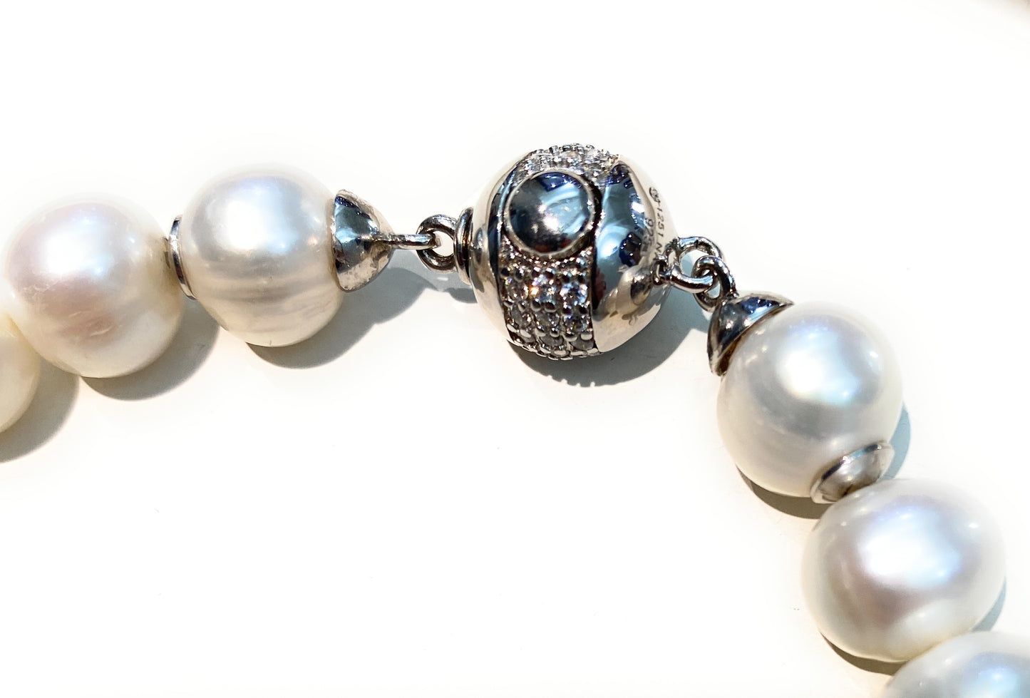 Collana perle barocche bianche e grigio viola in argento sterling centrale micro pavé