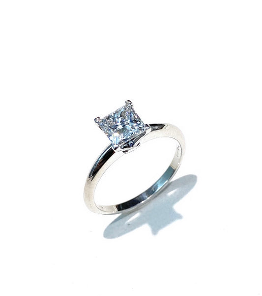 Anello solitario “promessa” diamante lab grown taglio princess F color ct 1,28 oro bianco 18 kt fatto a mano cert HRD