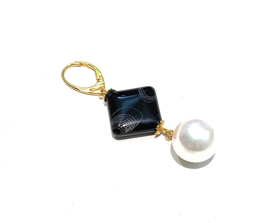 Mono orecchino onice laserato rombo e perla di Maiorca con chiusura a monachella in argento sterling