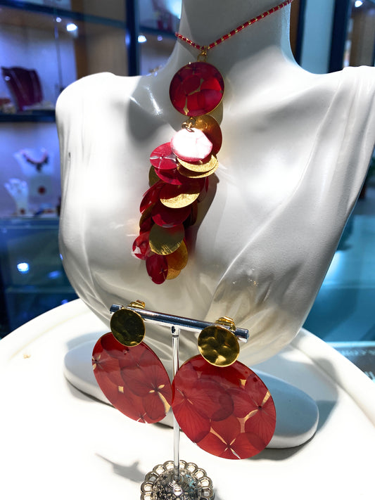 Choker con Pendente Fiore Rosso in Resina e ottone Dorato graffiato – diWa Jewels