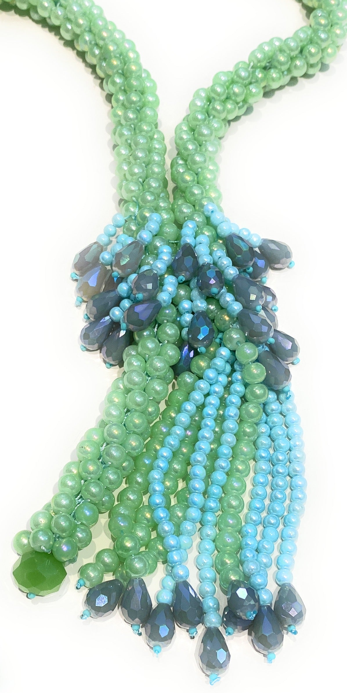 Collana laccio perline colorate tessito con grappolo centrale