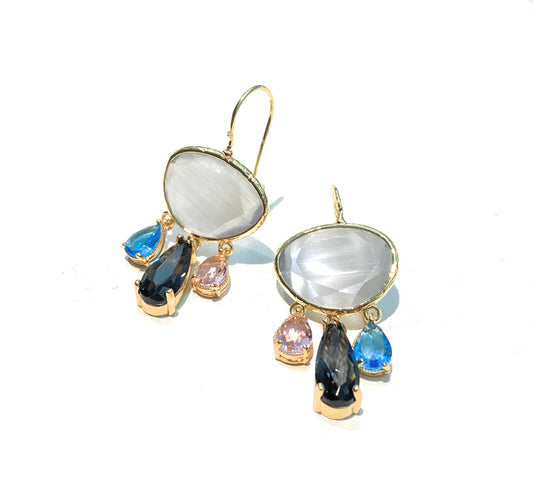 Orecchini a monachella diWa Jewels occhio di gatto color madreperla e gocce fumé, topazio azzurro e rosa bronzo placcato oro giallo