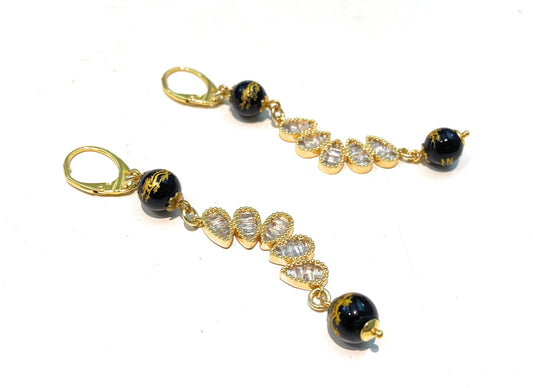 Orecchini pendenti a monachella onice laserato gold centrale con zirconi a gocce argento sterling