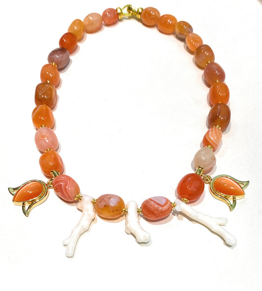 Collana tronchetti corallo bianco charms cabochon arancio corniola sasso
