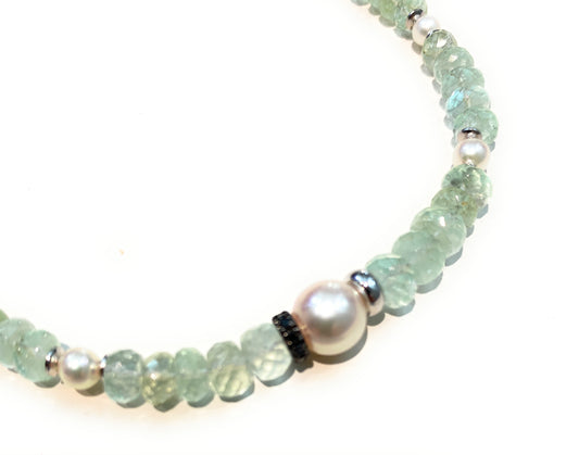 Collarino smeraldi grezzi perle Akoya diamanti neri oro bianco 18 kt chiusura con diamante