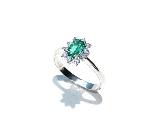 Anello smeraldo e contorno diamanti naturali oro bianco 18 kt