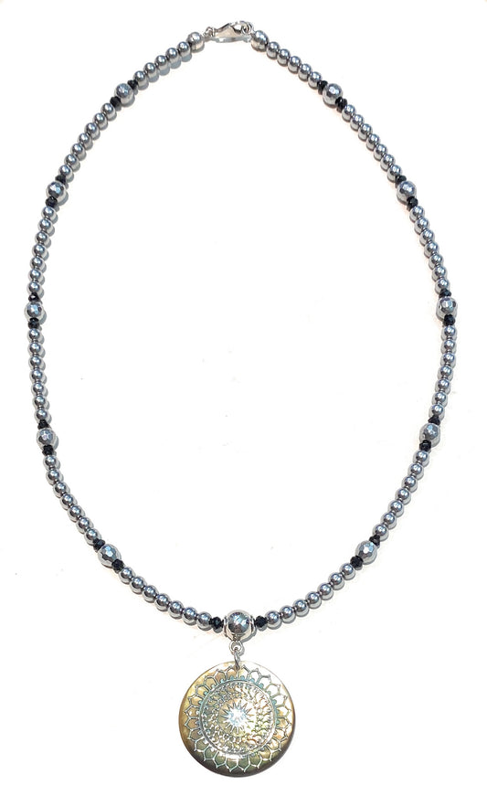 Collarino diWa Jewels tipo choker ematite spinelli neri ciondolo madreperla argento rodio bianco