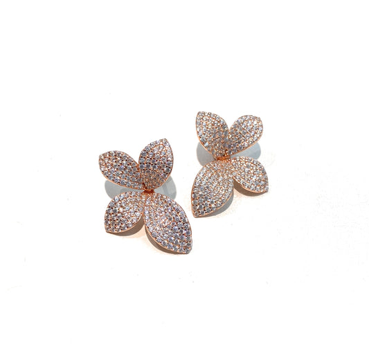 Orecchini a lobo fiore argento pavé zirconi argento rosé farfallina