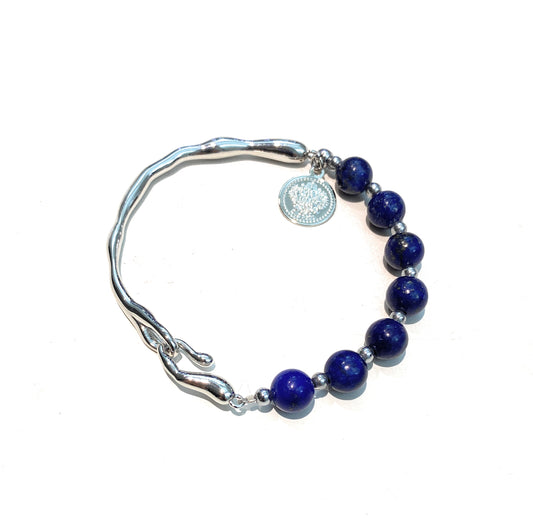Bracciale semirigido metà pietre dure o perle e charm moneta in bronzo