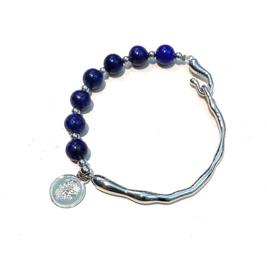 Bracciale semirigido metà pietre dure o perle e charm moneta in bronzo