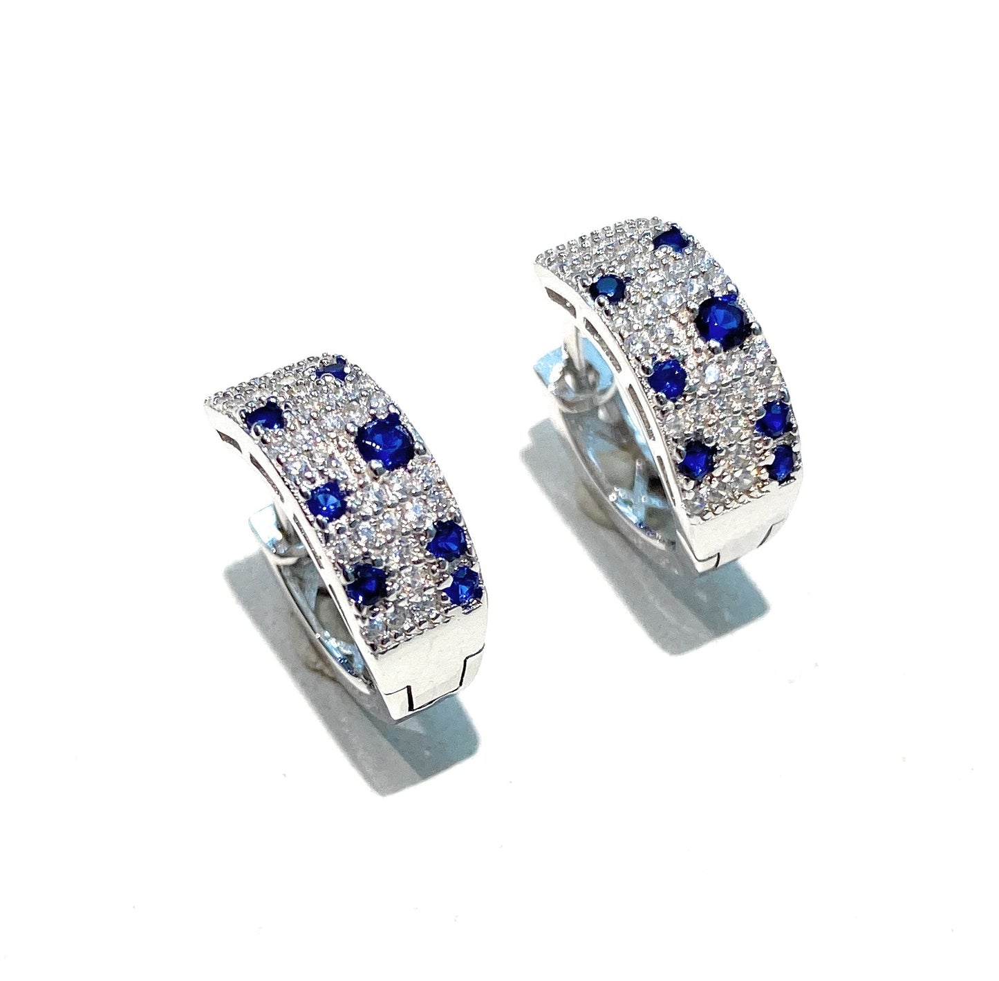 Orecchini Cerchietto Largo Pavé Zirconi Bianchi e Blu chiusura a scatto diametro 12 mm interno larghezza mm 5 traforati sul retro