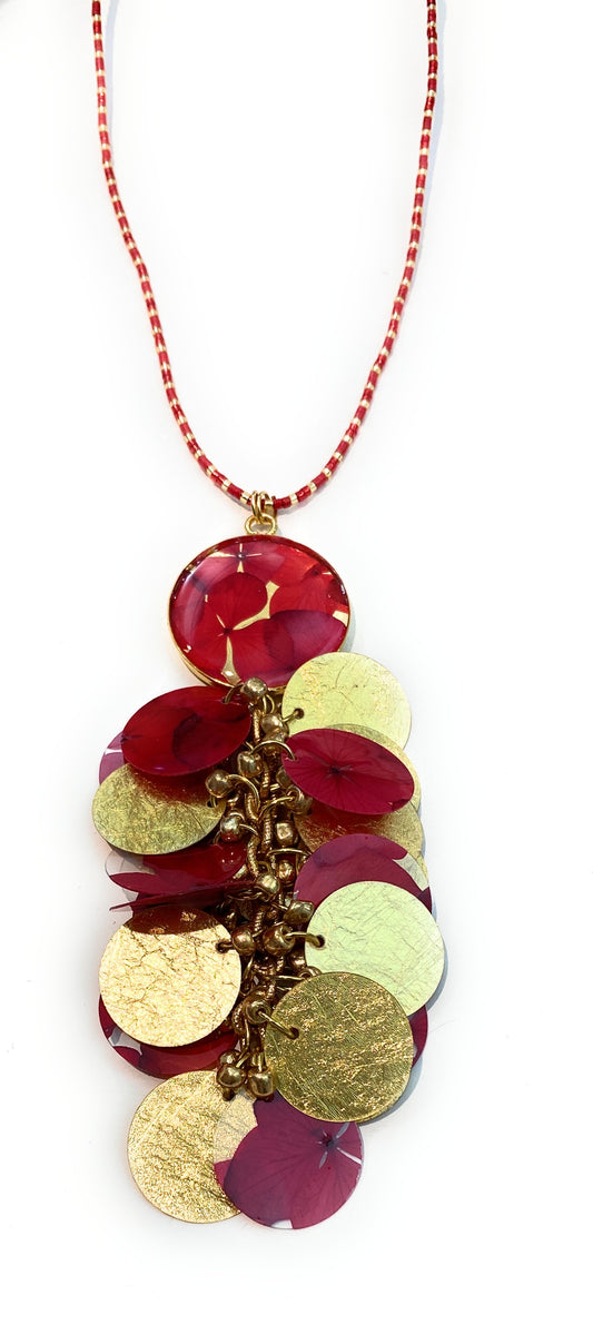 Choker con Pendente Fiore Rosso in Resina e ottone Dorato graffiato – diWa Jewels