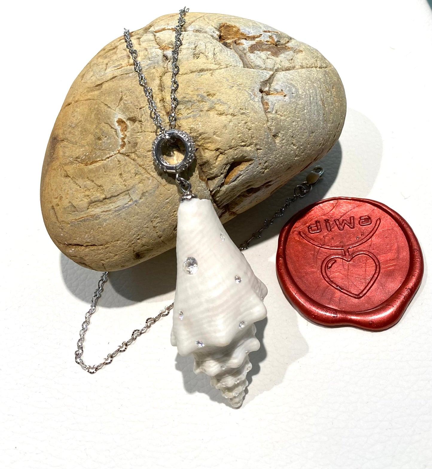 Collana diWa Jewels con pendente conchiglia naturale e zirconi bianchi incastonati e collanina disegno cuoricino argento 925 rodio bianco