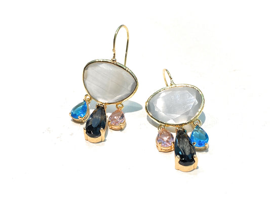Orecchini a monachella diWa Jewels occhio di gatto color madreperla e gocce fumé, topazio azzurro e rosa bronzo placcato oro giallo