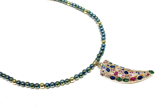 Collarino con Corno Portafortuna in Ematite Pendente Multicolore Rifiniture in Argento Sterling