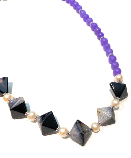 Collana con agata striata viola e perle in argento sterling rodio bianco