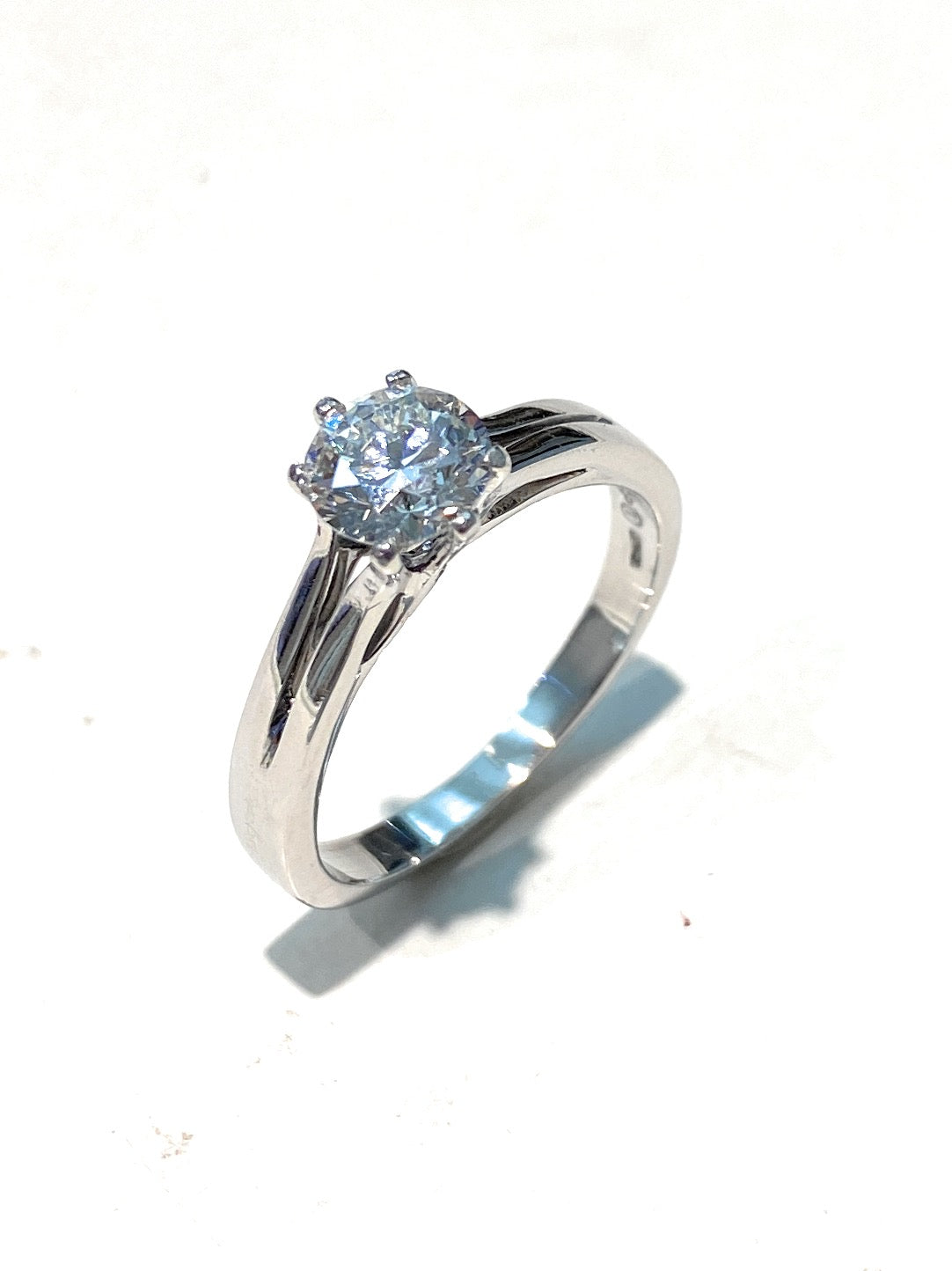 Anello Solitario Platino Diamante Lab-grown E color EX EX VS1 0,90 ct Diamante naturale incastonato sul gambo mis 16