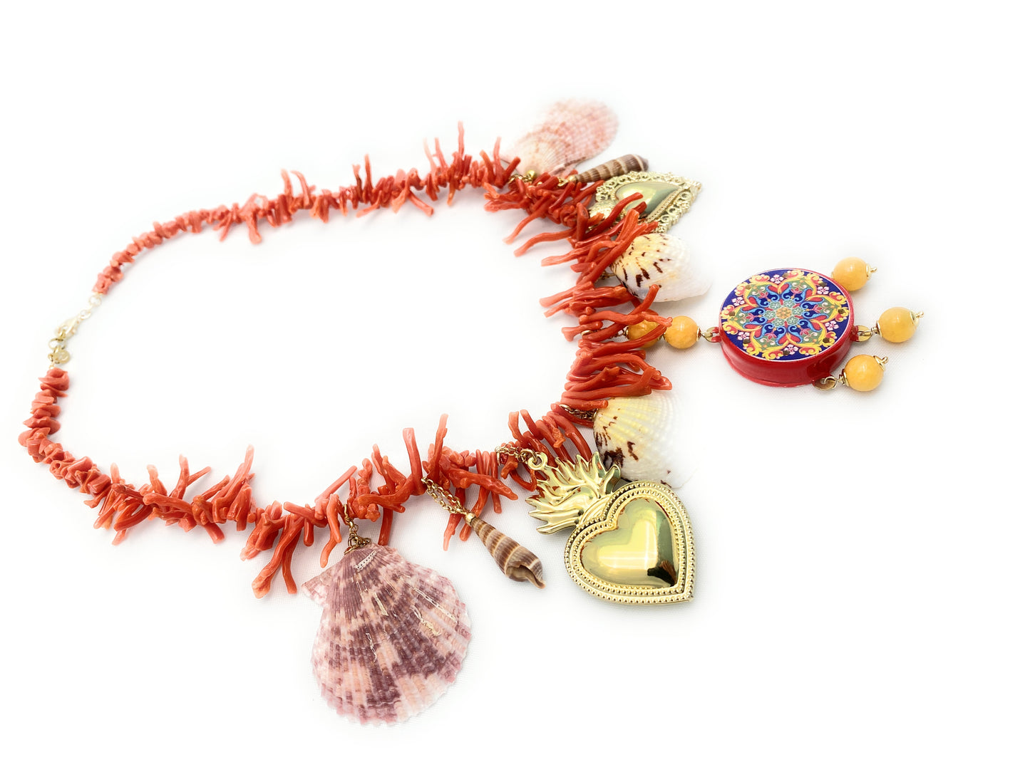 Collana charms con frange corallo rosso, conchiglie, giada gialla e tamburello con smalto rosso