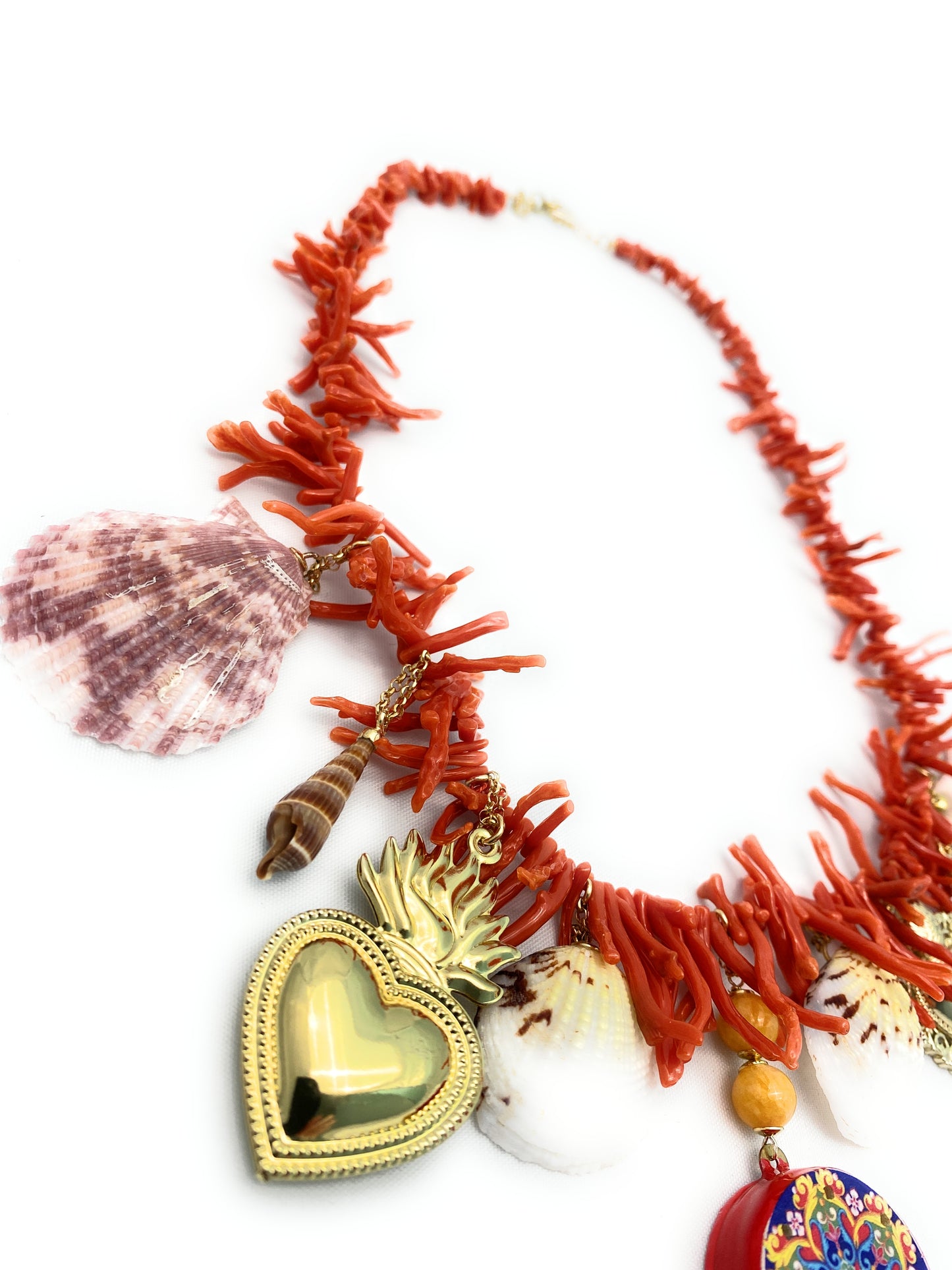 Collana charms con frange corallo rosso, conchiglie, giada gialla e tamburello con smalto rosso