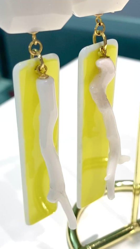 Orecchini pendenti lunghi in argento 925 con corallo bianco naturale e resina colorata – diWa Jewels