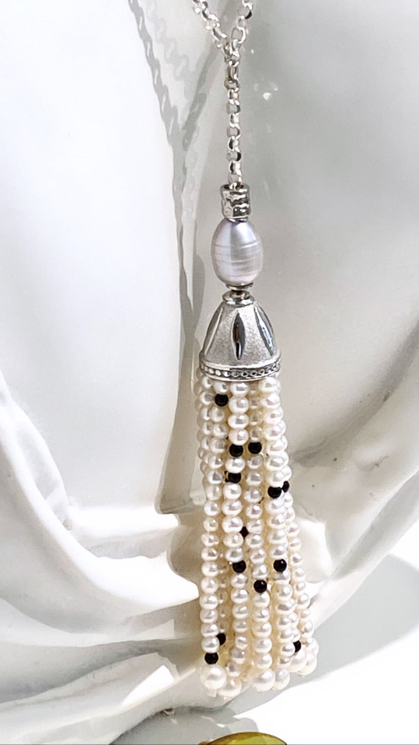 Collana Perle bianche e grigie pendente Nappina perle in Argento sterling rodio bianco Pezzo Unico