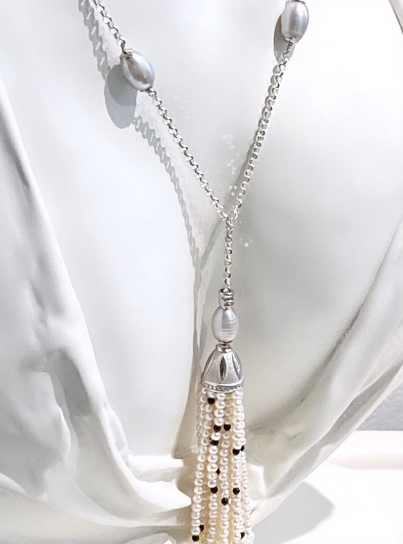Collana Perle bianche e grigie pendente Nappina perle in Argento sterling rodio bianco Pezzo Unico