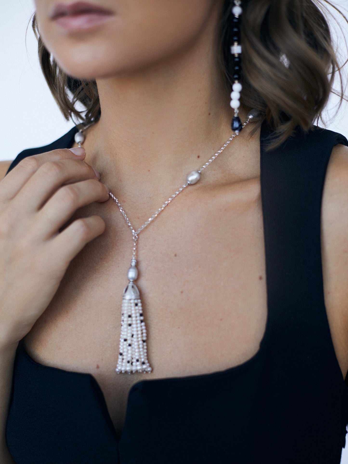 Collana Perle bianche e grigie pendente Nappina perle in Argento sterling rodio bianco Pezzo Unico