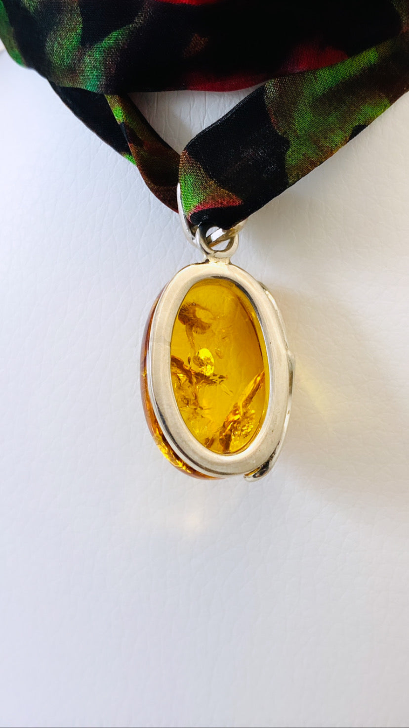 Ciondolo ambra naturale del Baltico in argento e filo seta colorato
