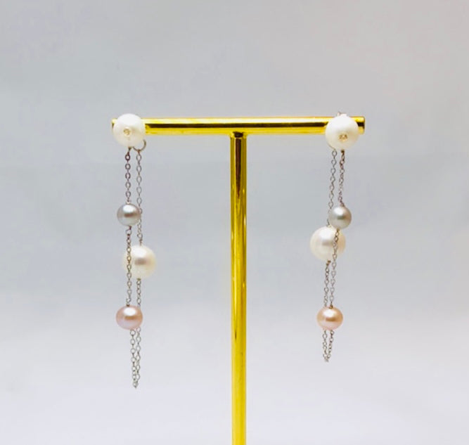 Orecchini con perle multicolor in argento rodiato