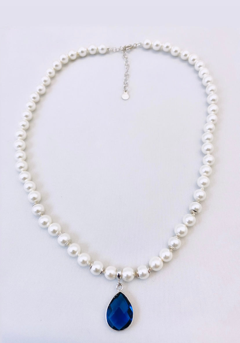 Collana di perle con centrale goccia blue in argento sterling
