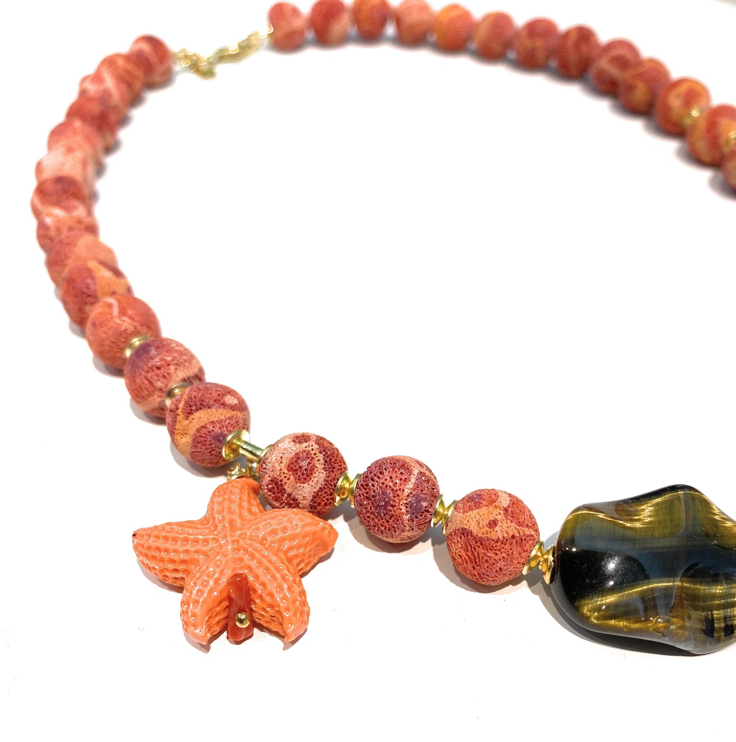 Collana diWa Jewels madrepora arancio, quarzo crème e madreperla marrone con charms stella di mare e corallo rosso