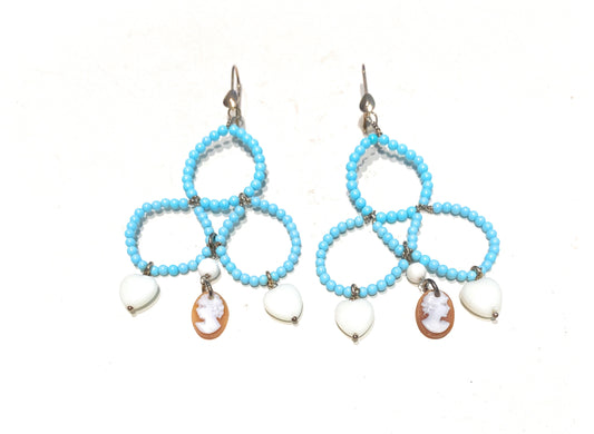Orecchini chandelier con turchesi agata bianca e piccoli camei in argento sterling