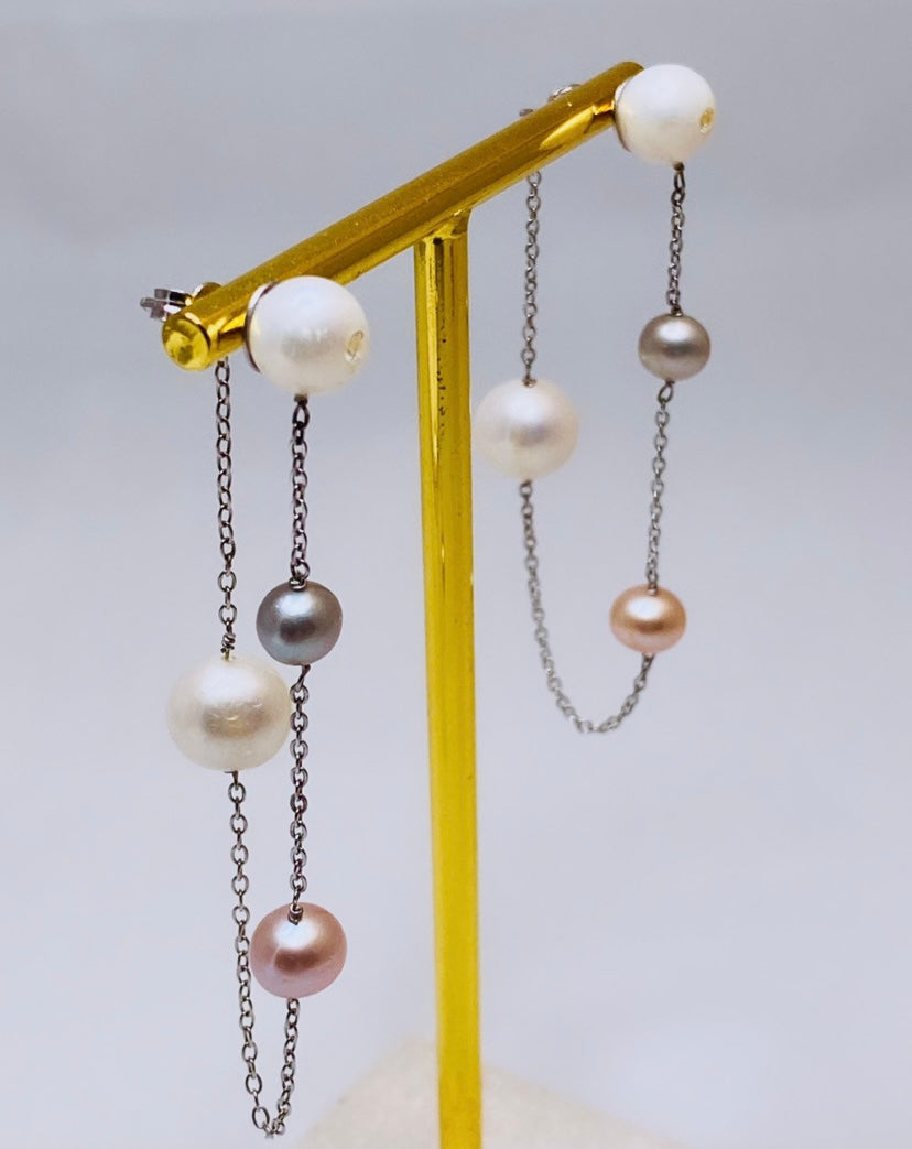 Orecchini con perle multicolor in argento rodiato