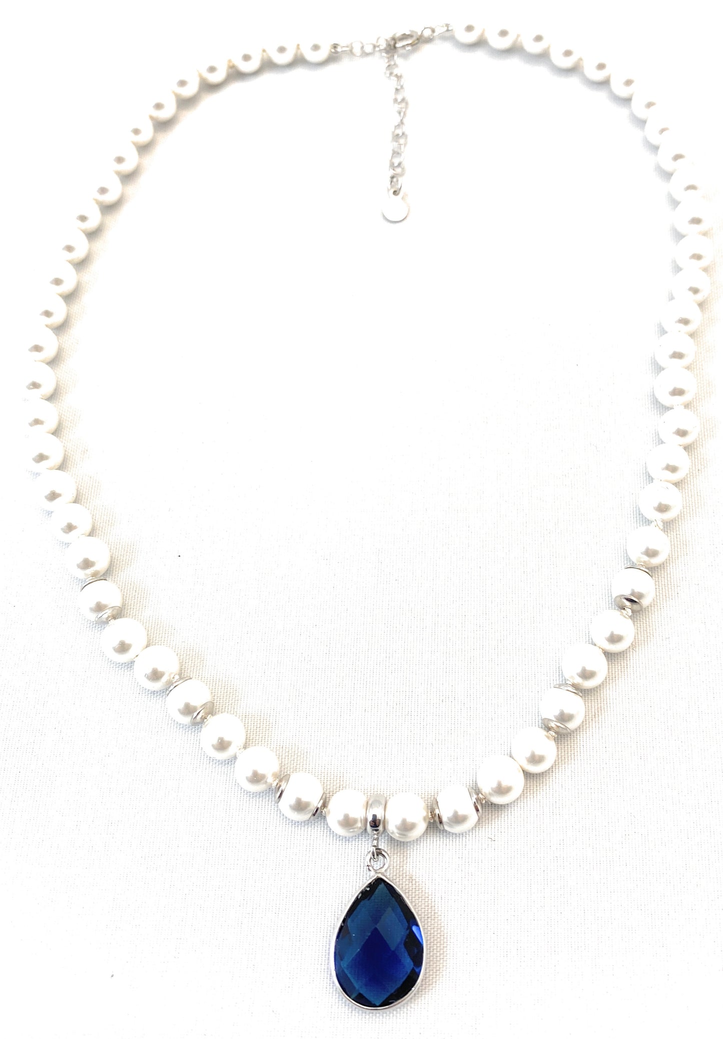 Collana di perle con centrale goccia blue in argento sterling
