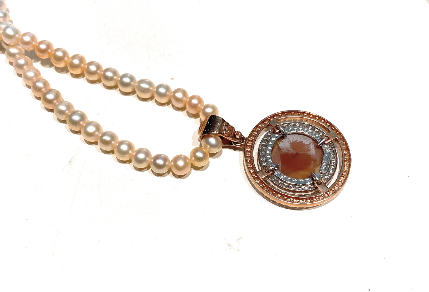 Collana perle multicolori con ciondolo cameo inciso a mano in argento sterling