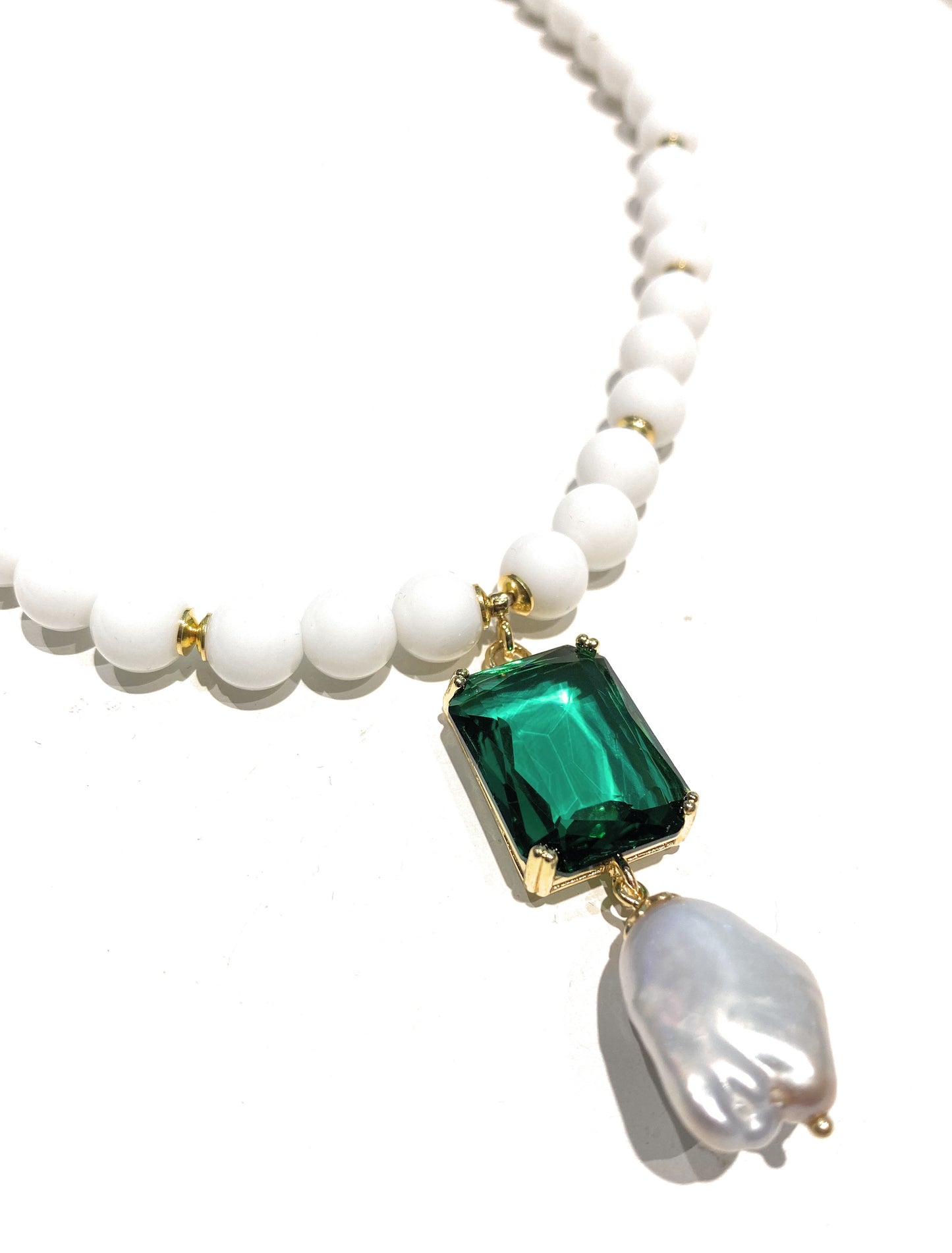 Collana agata bianca cristallo taglio smeraldo e perla barocca fresh water