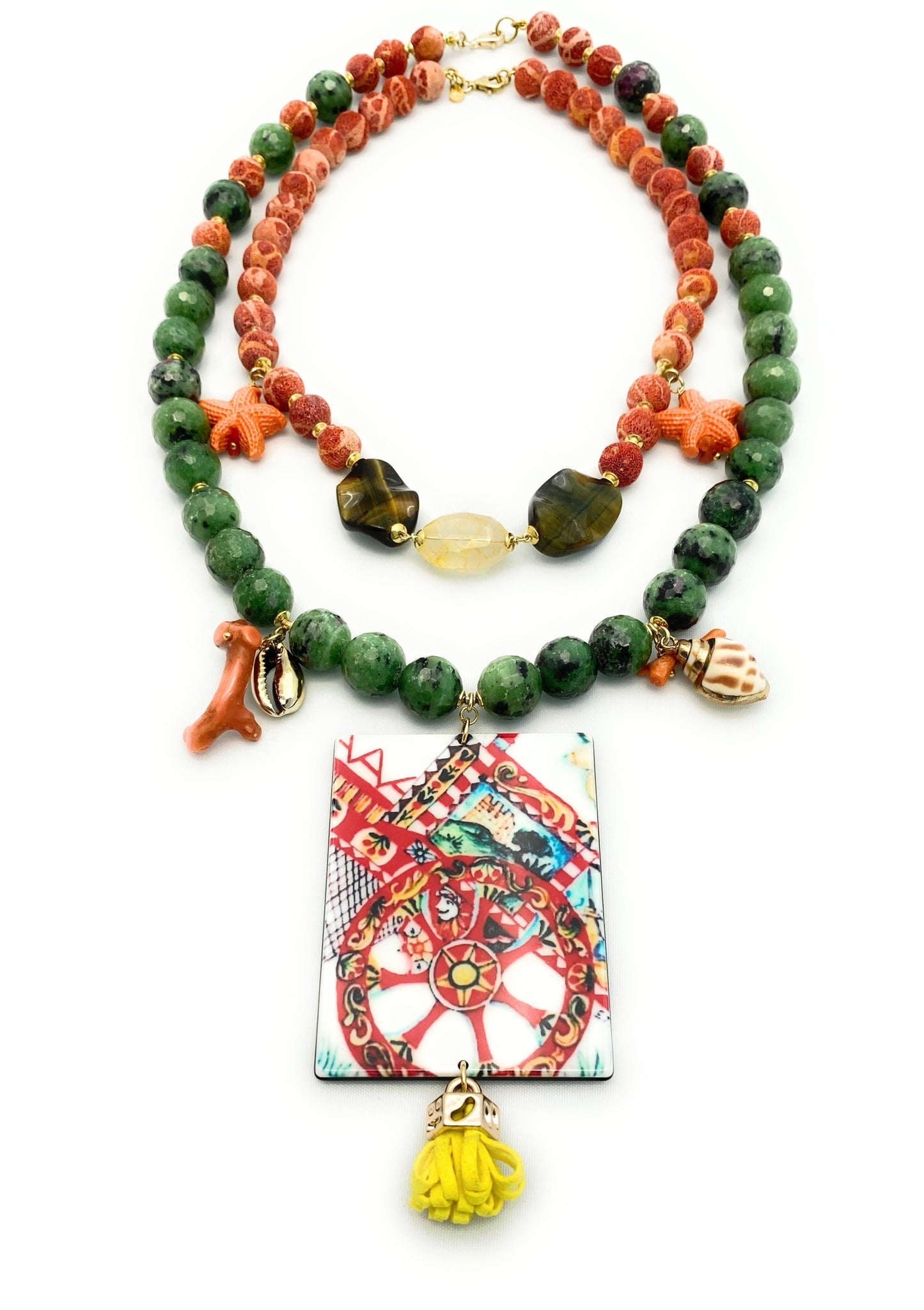 Collana “duo charms” con rubizoisite verde sfaccettato, corallo e conchiglie in argento sterling